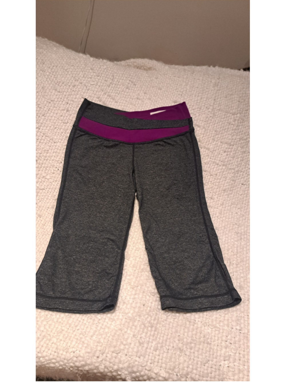 612-Women's Lululemon Cropped Pants Size 6 Grey and Purple